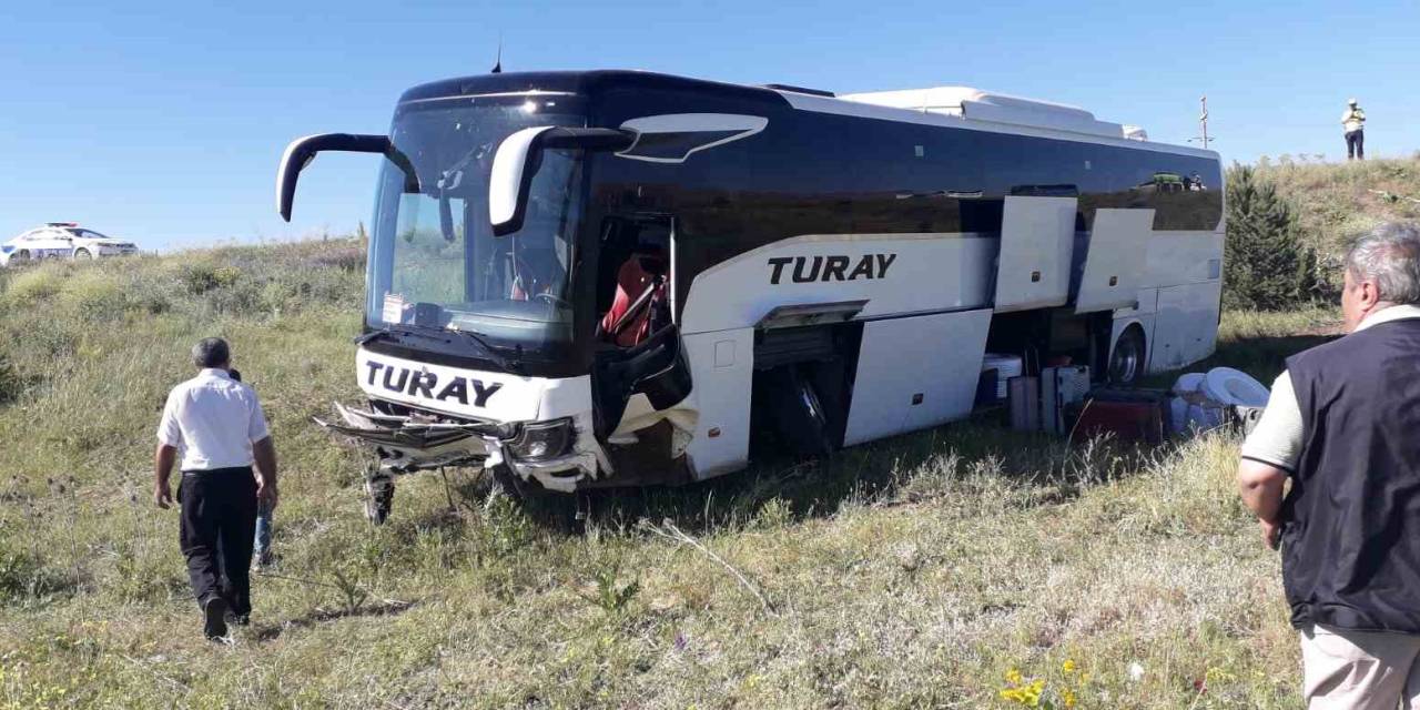 Sivas’ta Yolcu Otobüsü Yoldan Çıktı: 8 Yaralı