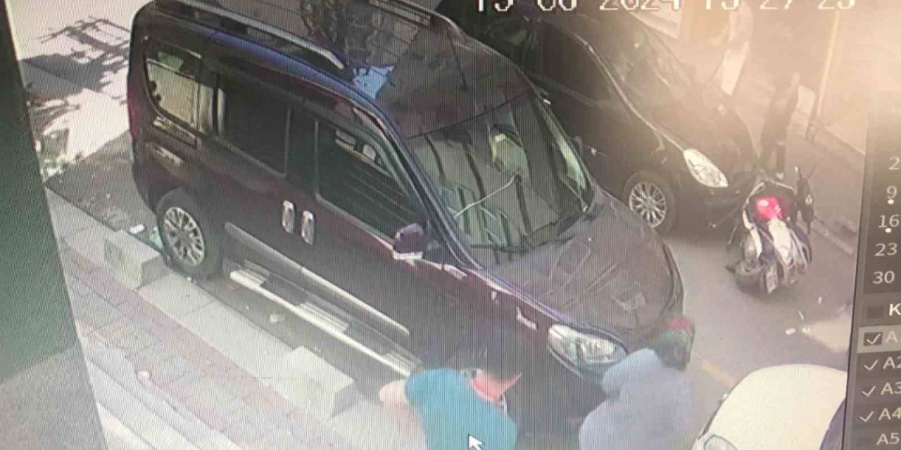 Otomobille Çarpışan Motosikletlinin Metrelerce Sürüklendiği Kaza Kamerada