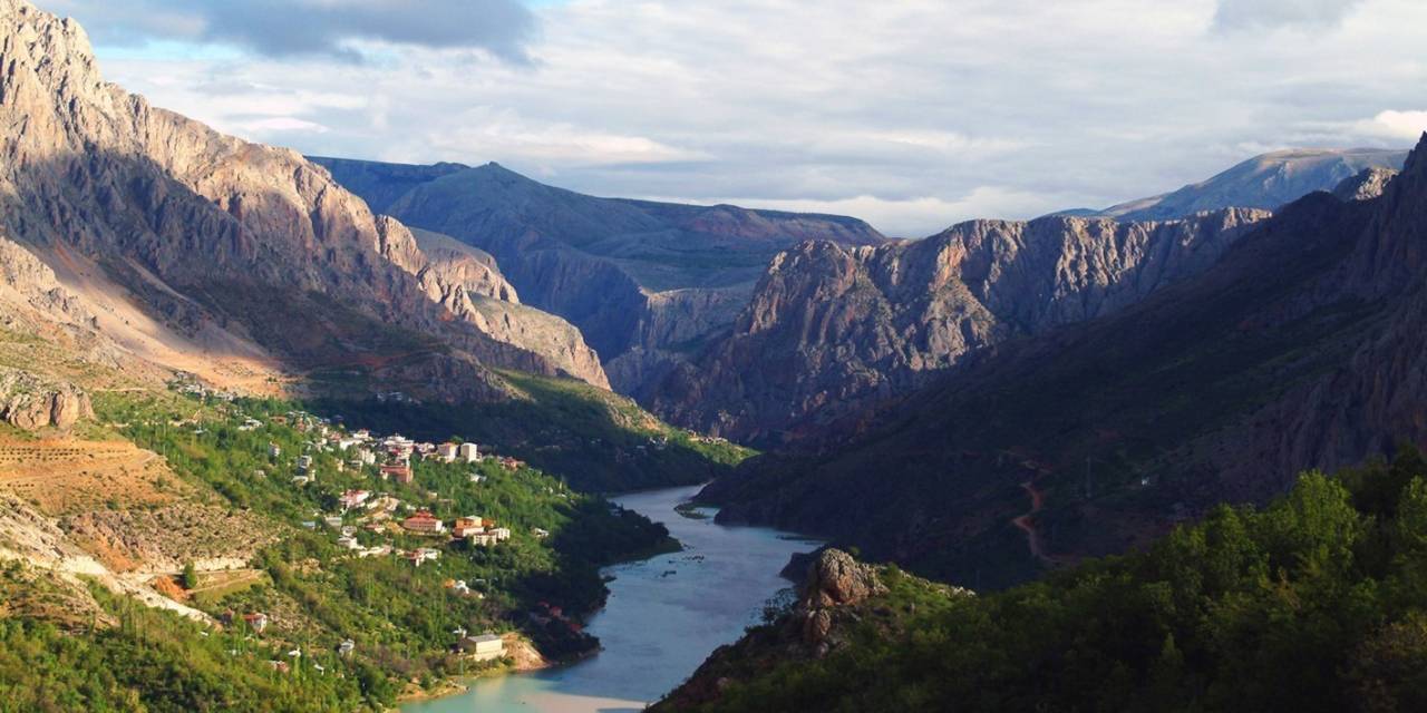Sakin Şehir Kemaliye, Yaz Aylarında İlçe Nüfusunun 10 Katı Ziyaretçi Ağırlıyor