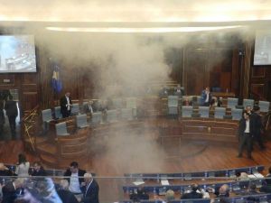 Kosova’da Milletvekilleri Meclise Göz Yaşartıcı Gaz Attı