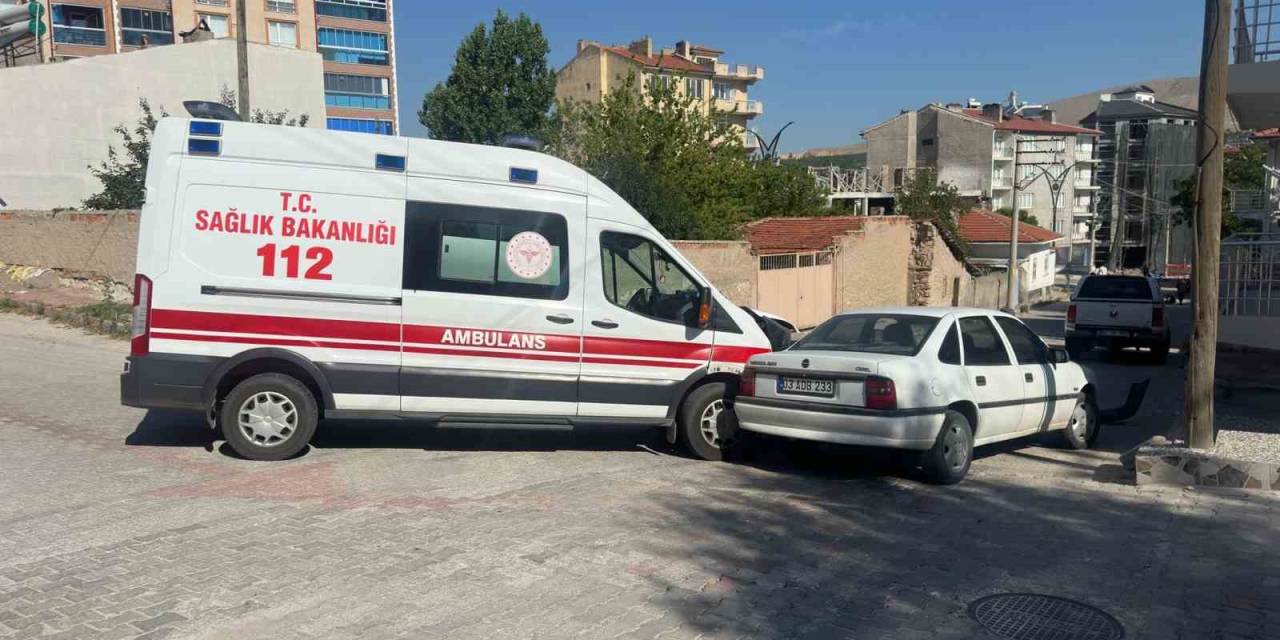 Ambulansın Karıştığı Kazada 2 Sağlık Görevlisi Yaralandı