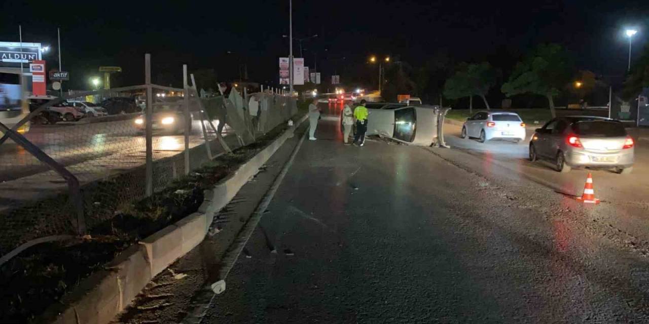 Bursa’da Refüjdeki Koruma Tellerine Çarpan Otomobil Takla Attı: Karı-koca Yaralandı