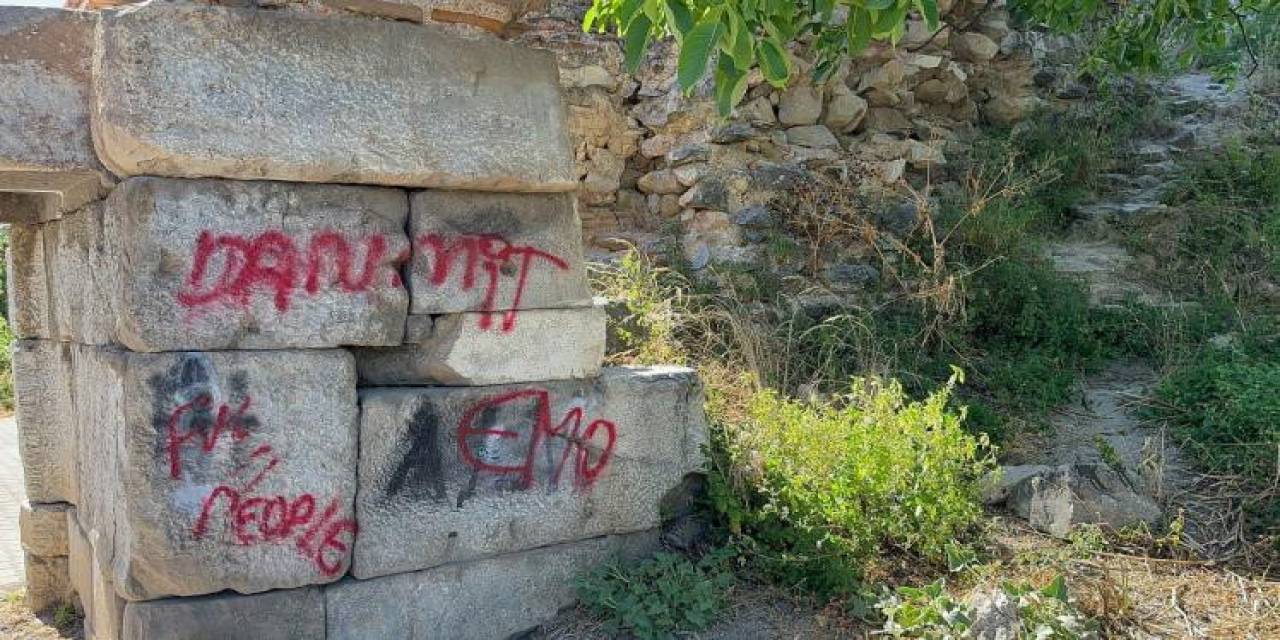 Bursa’da 2 Bin Yıllık Tarihi Surlara Sprey Boya İle Yazı Yazdılar