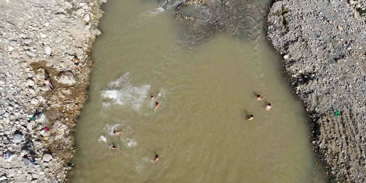 Islah Yapılan Dereye Serinlemek İçin Girdiler