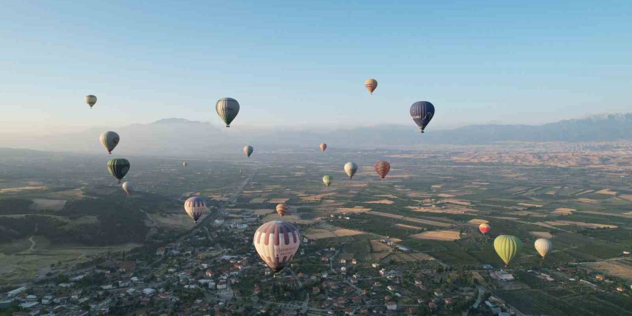 Pamukkale’de Balonlar Günde 300 Turist İle Birlikte Yükseliyor