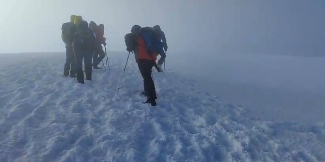 Ağrı Dağı’nda Dağcılar Kar Ve Fırtınaya Rağmen Zirveye Ulaştı