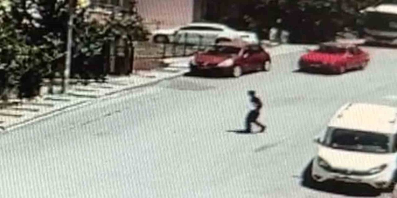 Yokuş Aşağı İlerleyen Otomobil İki Araca Ok Gibi Saplandı: 1 Yaralı