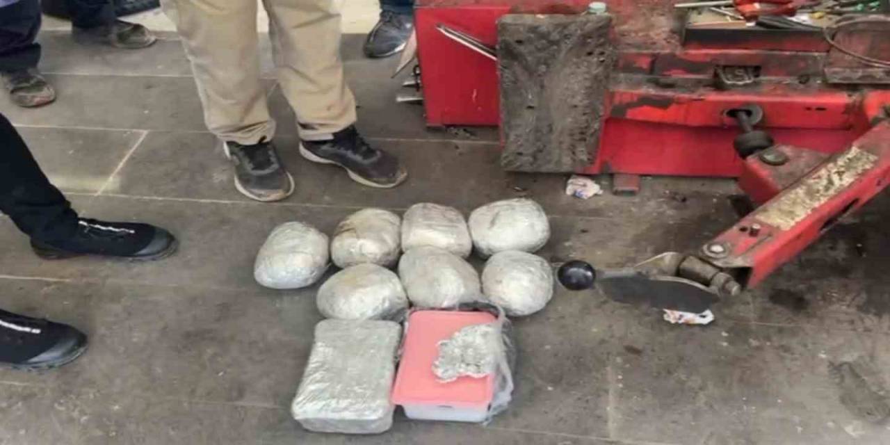 Aracın Yedek Lastiğinden 9.5 Kilo Uyuşturucu Çıktı