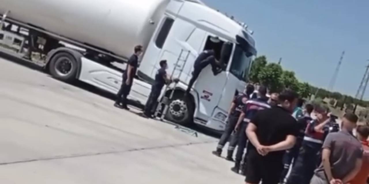 Tır Şoförü Sevkiyat Yaparken Öldü, Cansız Bedeni 2 Gün Sonra Araçta Bulundu