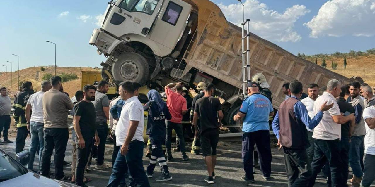Gaziantep’te Tır Ve Kamyon Çarpıştı: 1 Ölü, 2 Yaralı
