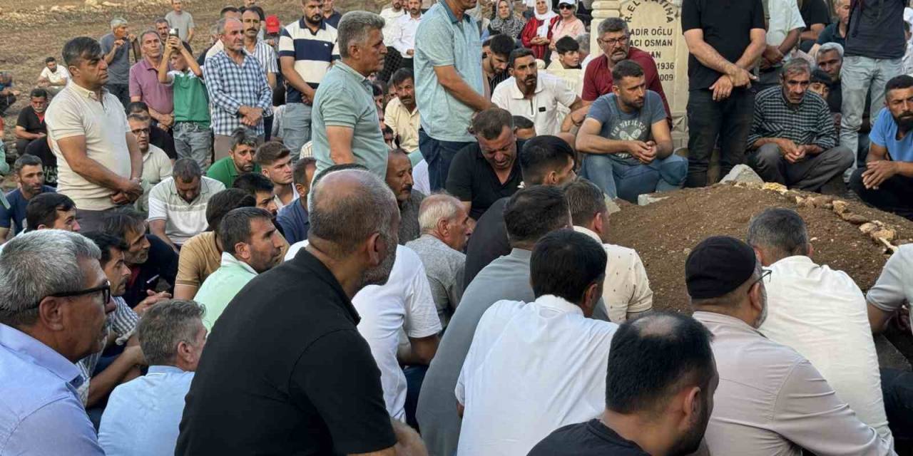 Diyarbakır’daki Yangında Hayatını Kaybeden Amca Ve Yeğeni Defnedildi