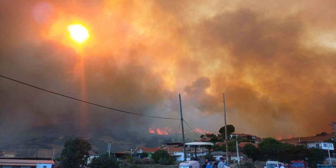 Manisa’daki Orman Yangını Evleri Tehdit Etti