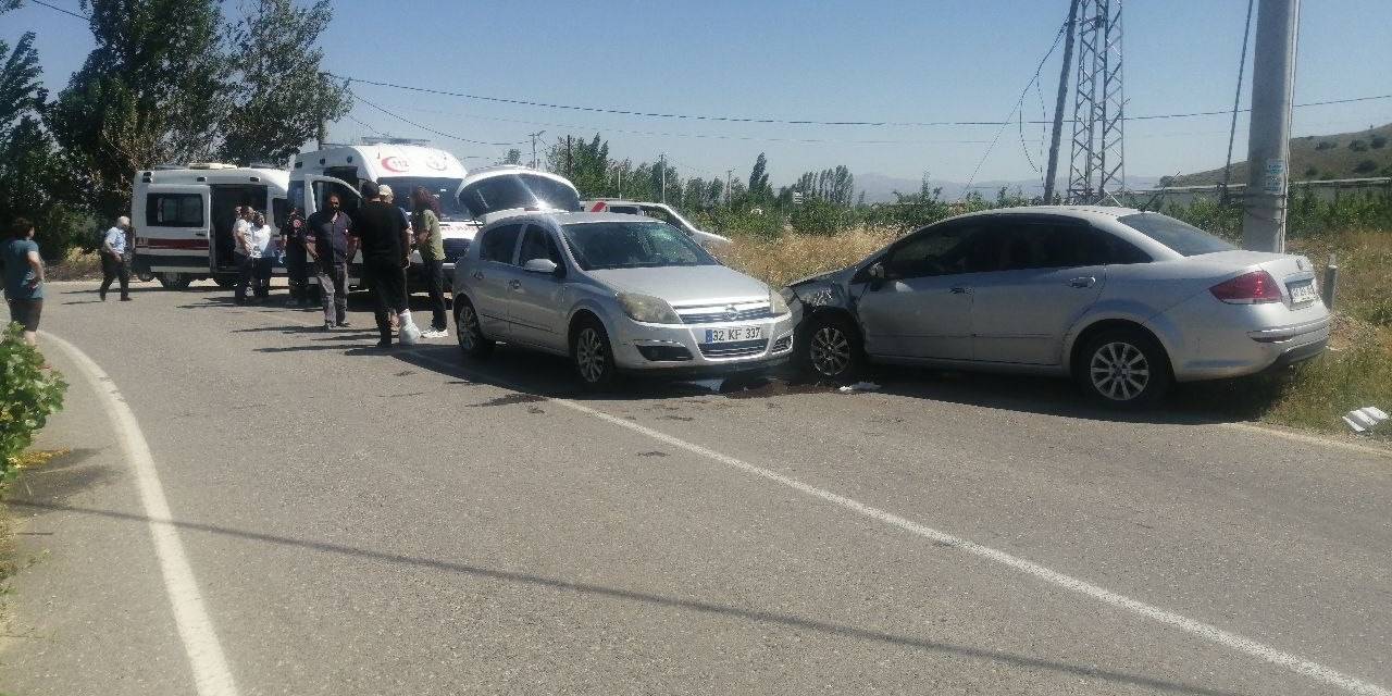 Isparta’da Otomobiller Kafa Kafaya Çarpıştı: 3 Yaralı