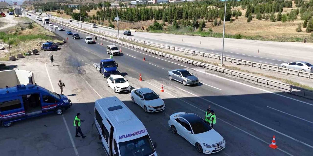 43 İlin Geçiş Güzergahında Trafik Akıcı, Denetimler Sıkı