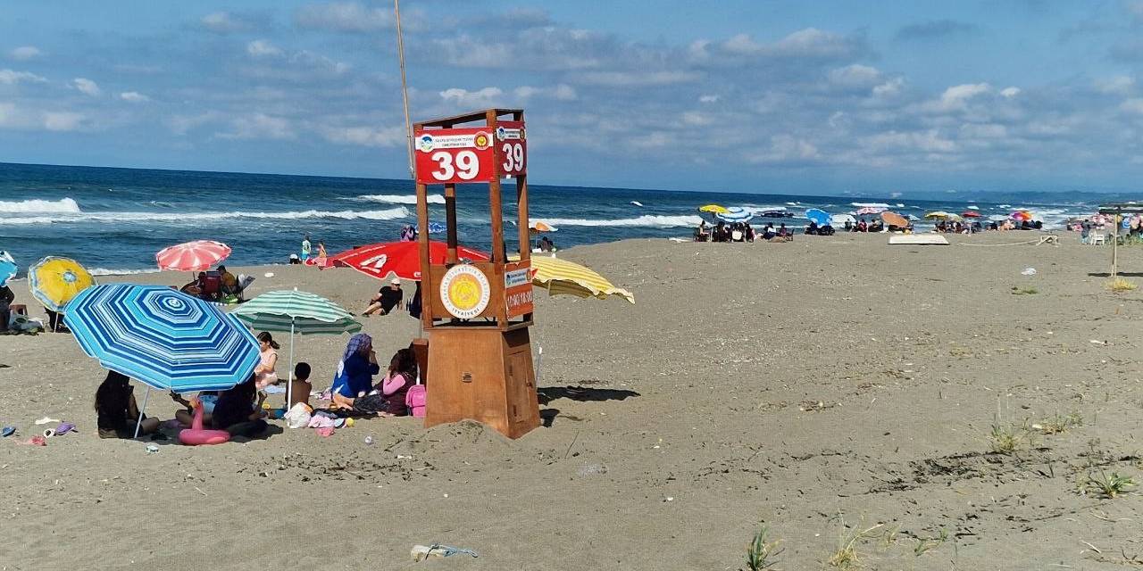 Rüzgar Ve Dalga Denize Girişlere Yasak Getirdi: Bir Kişi Boğulmaktan Son Anda Kurtarıldı