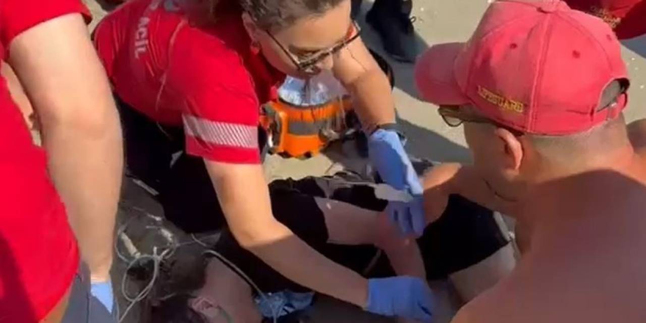 Küçükçekmece Menekşe Plajı’nda Denize Giren Çocuk Epilepsi Nöbeti Geçirdi