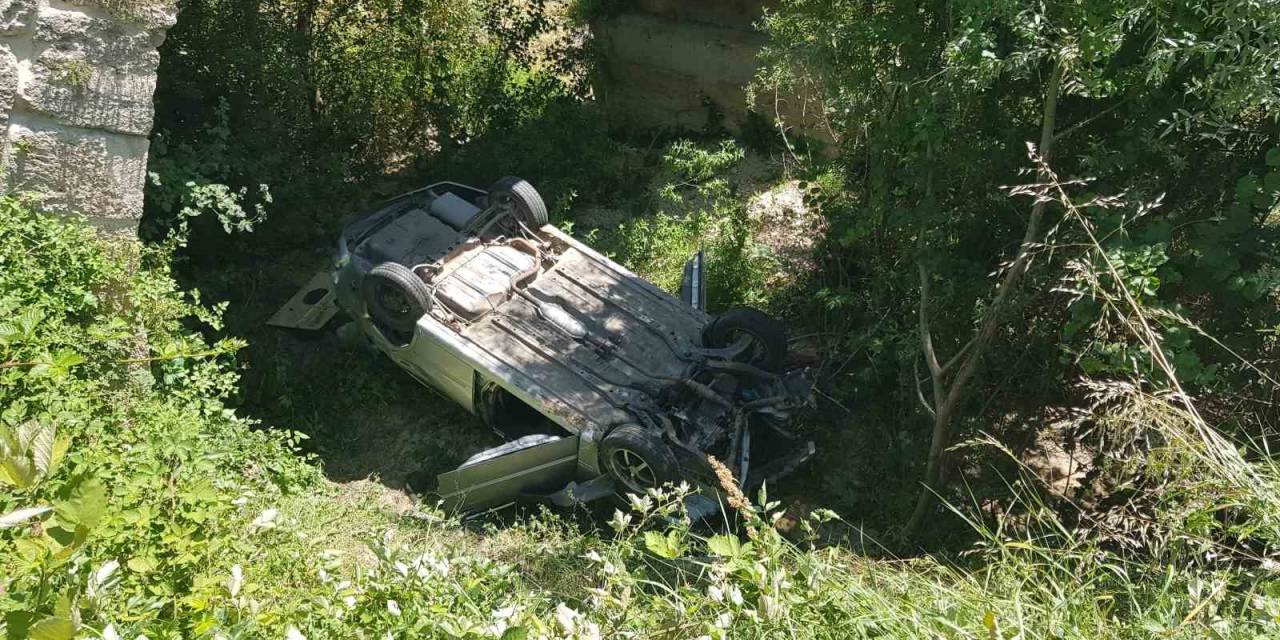 Tarihi Köprüden Dere Yatağına Uçtu: 3 Yaralı