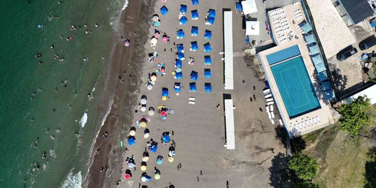 Havuzu Ve Plajı Tatilcileri Ağırlıyor