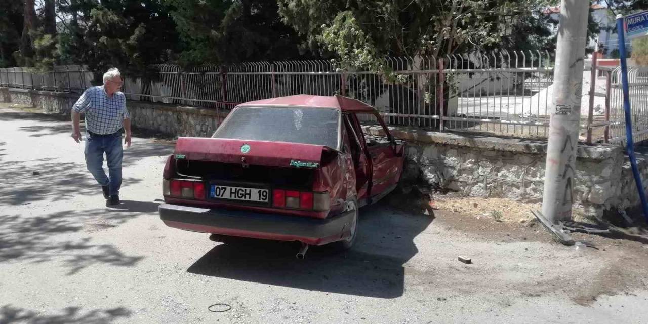 Burdur’da Kavşağa Kontrolsüz Giren Otomobil İle Minibüs Çarpıştı, 1 Yaralı