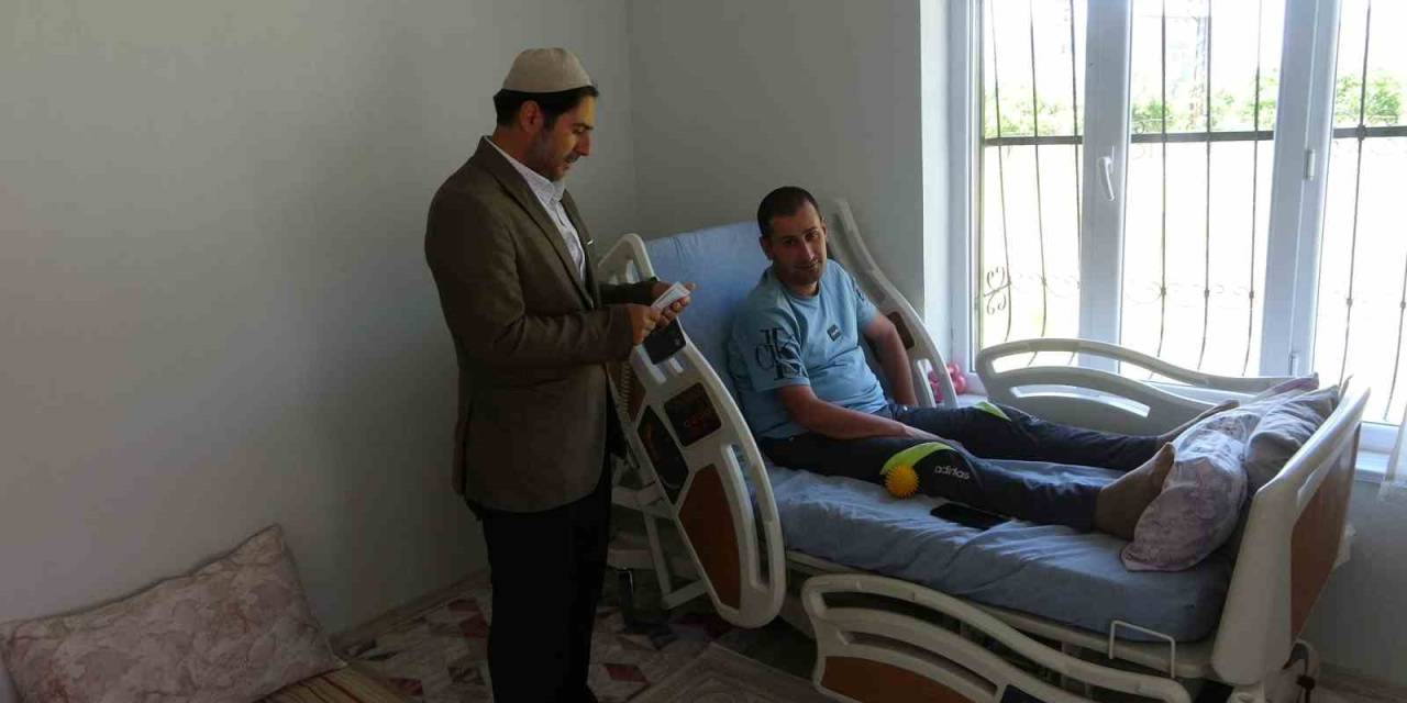 Tatvanlı İmam Camiye Gelemeyen Engelli Vatandaşların Evlerine Giderek Hutbe Okuyor