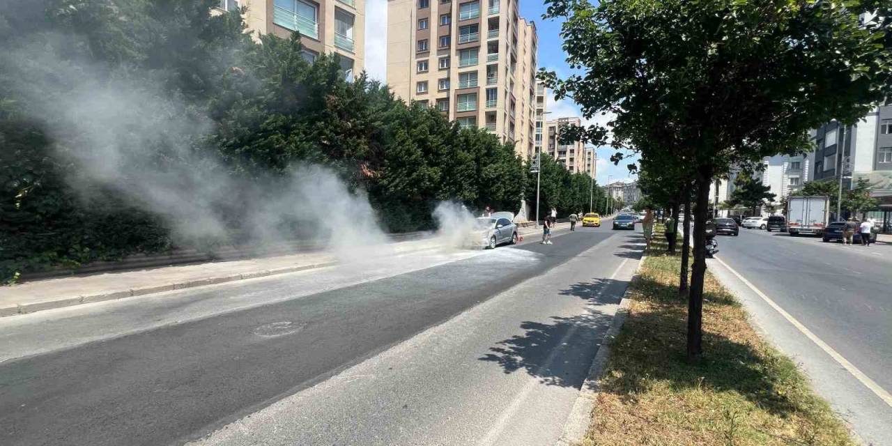 Büyükçekmece’de Seyir Halinde Alev Alan Otomobil Kullanılamaz Hale Geldi