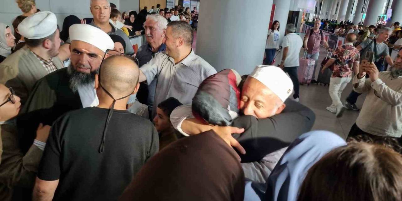 Hac İbadetini Tamamlayan Hacılar Kutsal Topraklardan Yurda Dönüş Yaptı