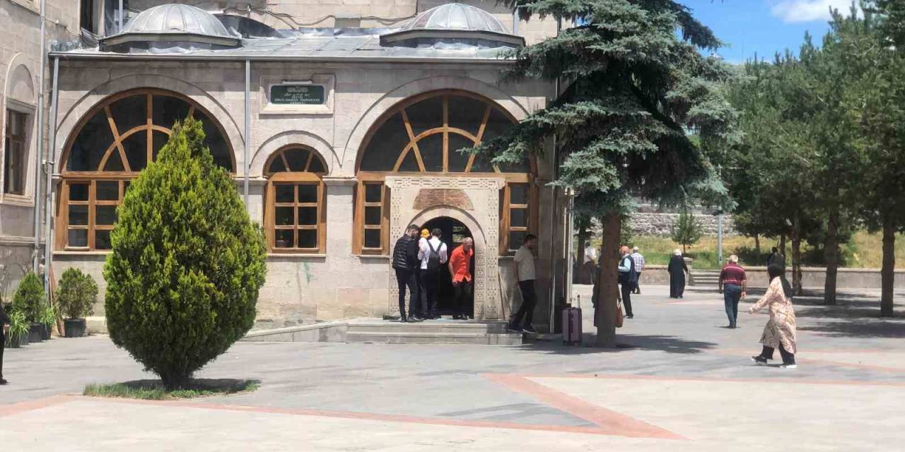 Kars’ta Harakani Türbesi’ne Ziyaretçi Akını