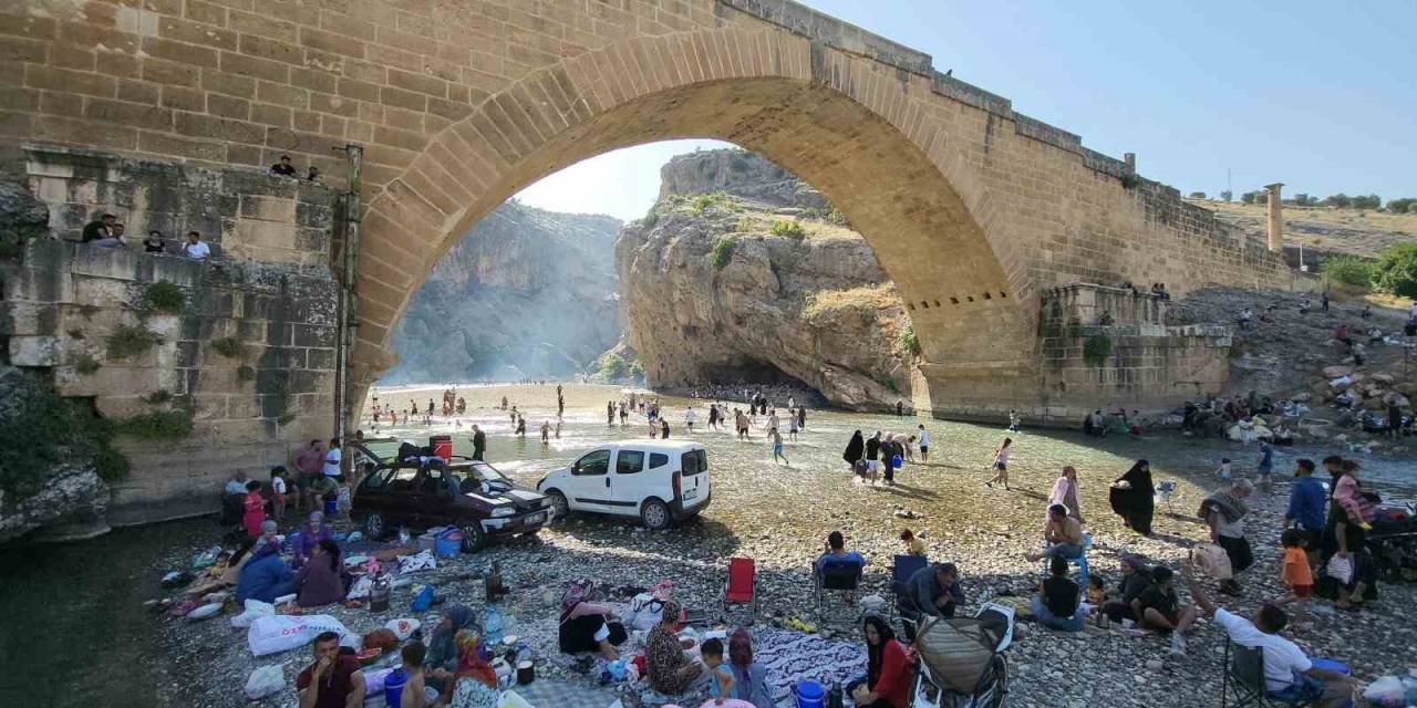 Vatandaşlar Serinlemek İçin Kahta Çayına Girdi