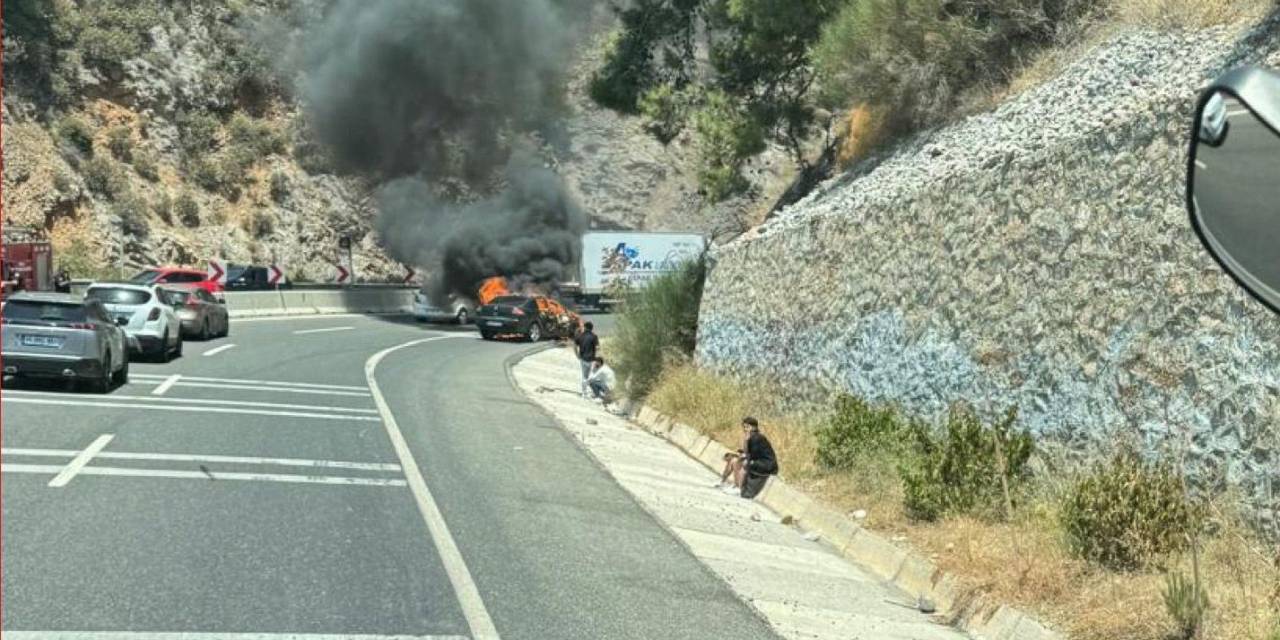 Sakarda Araç Yangını: Otomobil Kullanılamaz Hale Geldi