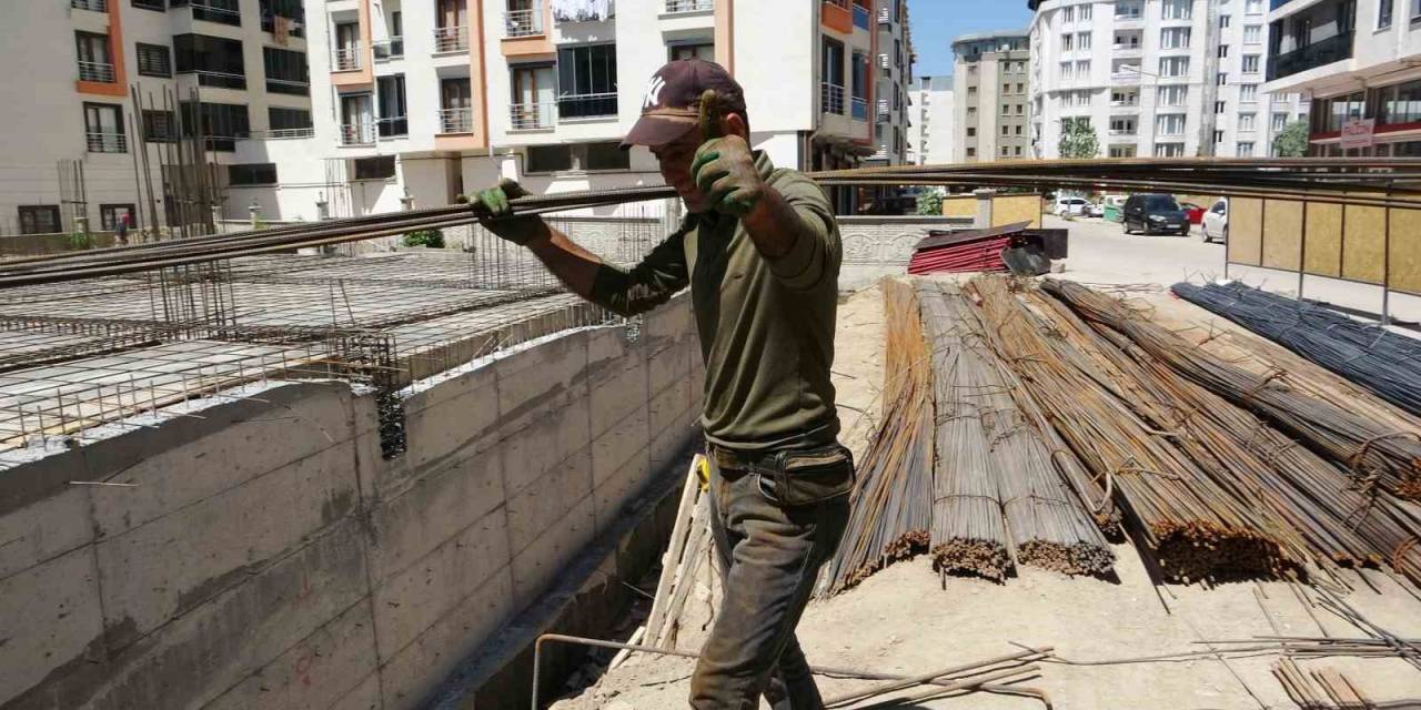 Van’da İnşaat İşçilerinin Sıcaklarla Mücadelesi Başladı