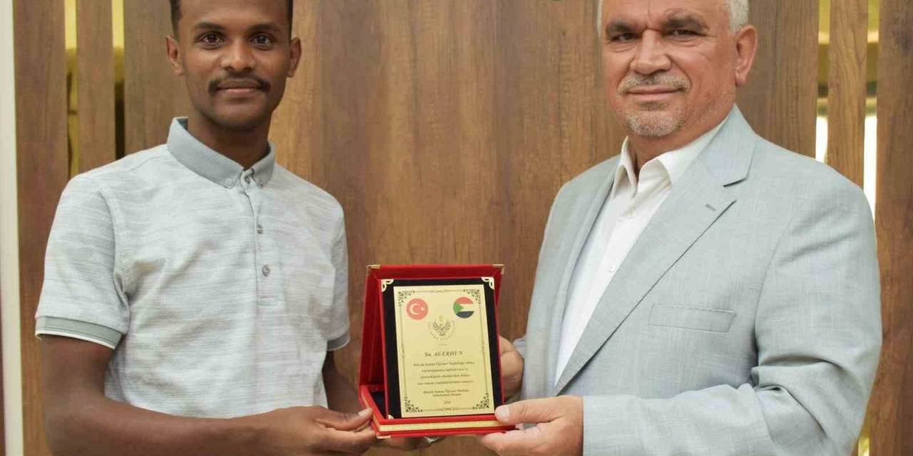 Yaptığı Yardımların Ardından Teşekkür Plaketi Aldı