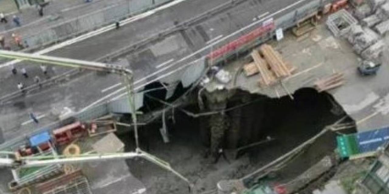 Çin’de Metro İnşaatı Yakınlarında Yol Çöktü, 2 Metrelik Çukur Oluştu