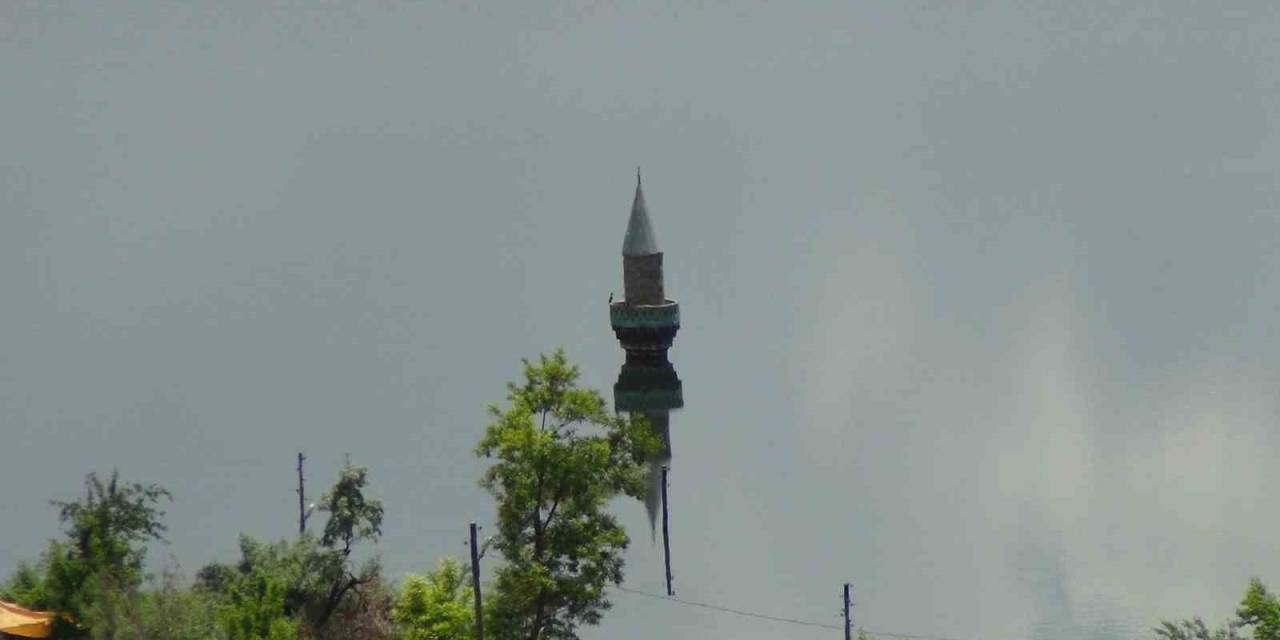 Kars’ta Köy Sular Altında, Minare Dışarıda Kaldı
