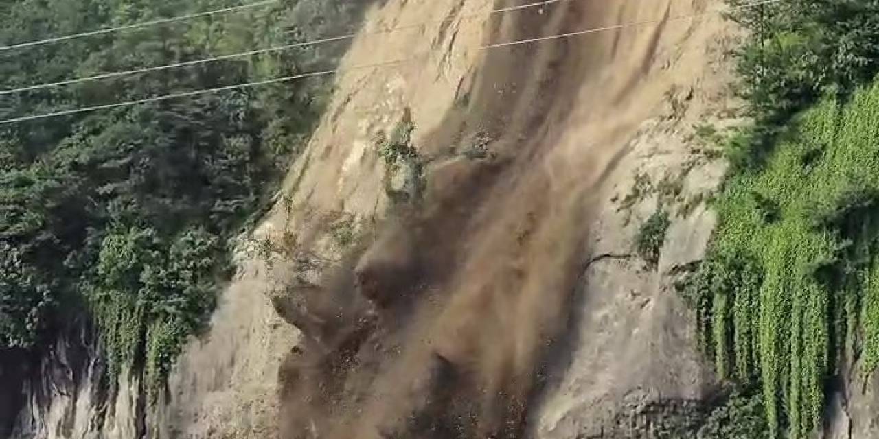 Rize’de Toprak Kayması Meydana Geldi... O Anlar Kamerada