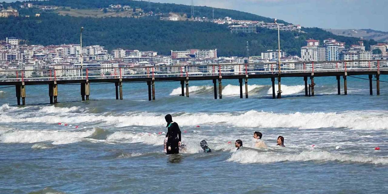 Karadeniz’de 4 Kişi Boğulma Tehlikesi Geçirdi