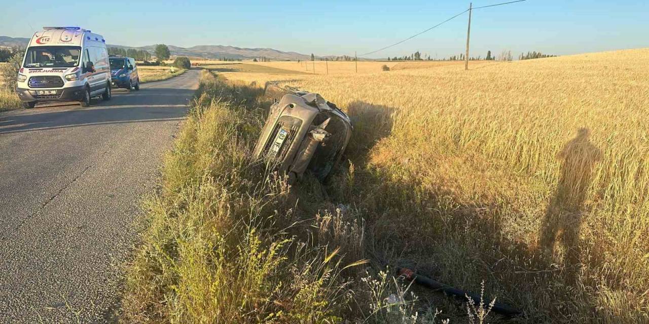 Şarampole Devrilen Otomobilden Şans Eseri Yaralı Kurtuldular
