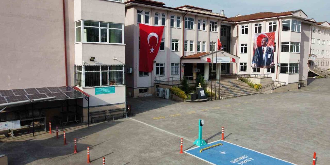 Bu Okul Enerjisini Güneşten Alıyor