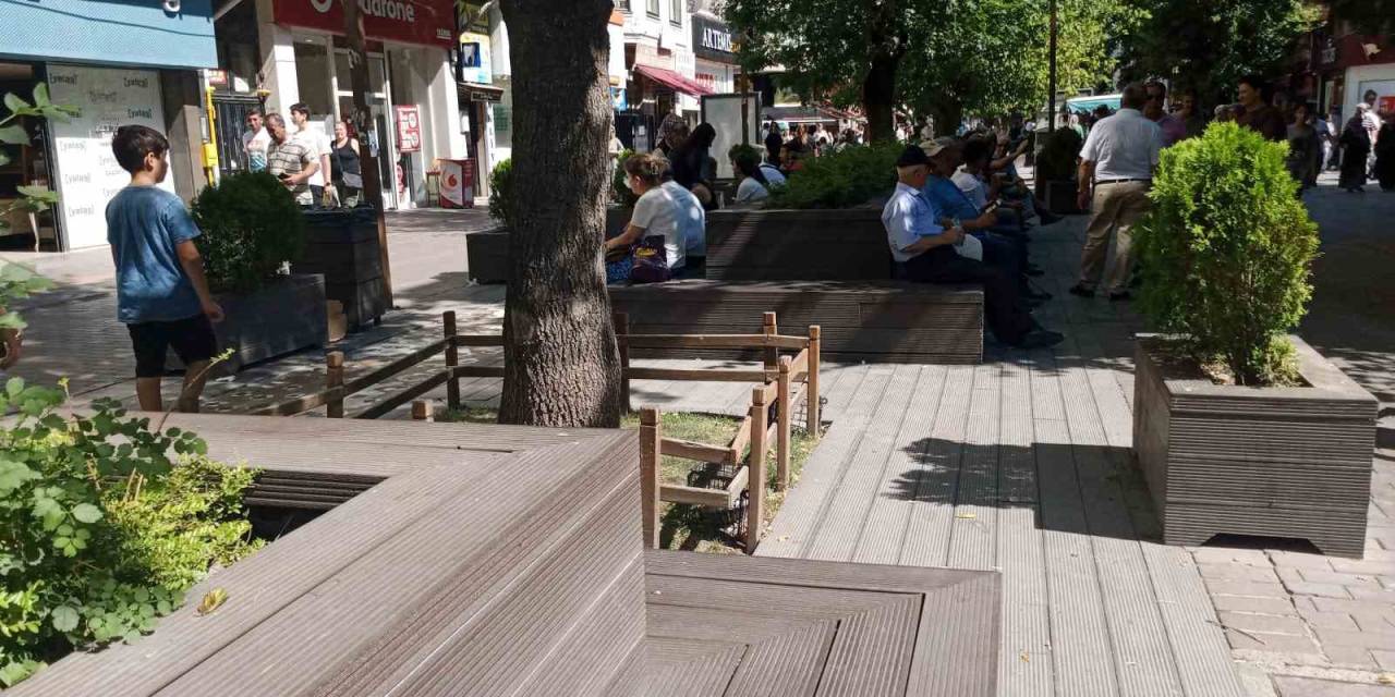 Gölgelerin Altına Sığınan Vatandaşlar Güneşli Alanları Boş Bıraktı