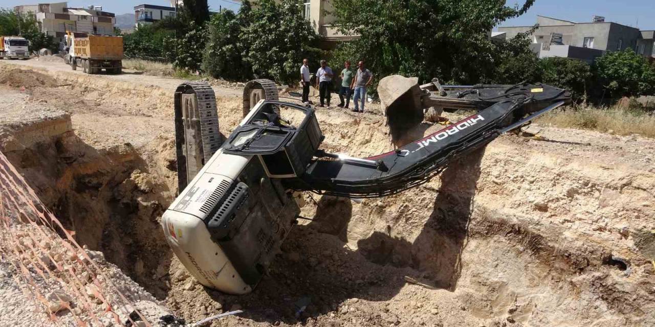 Kontrolden Çıkan İş Makinesi Devrildi