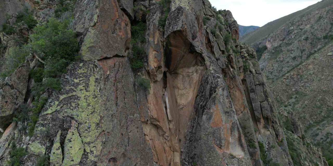 Kaya Yüzeyindeki Atatürk Silüeti Görenleri Şaşırtıyor