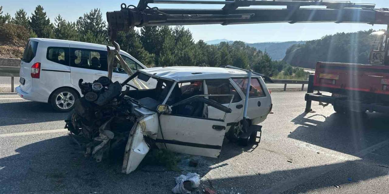 Şarampole Girip Ağaçlara Çarpan Otomobilde 4 Kişi Yaralandı