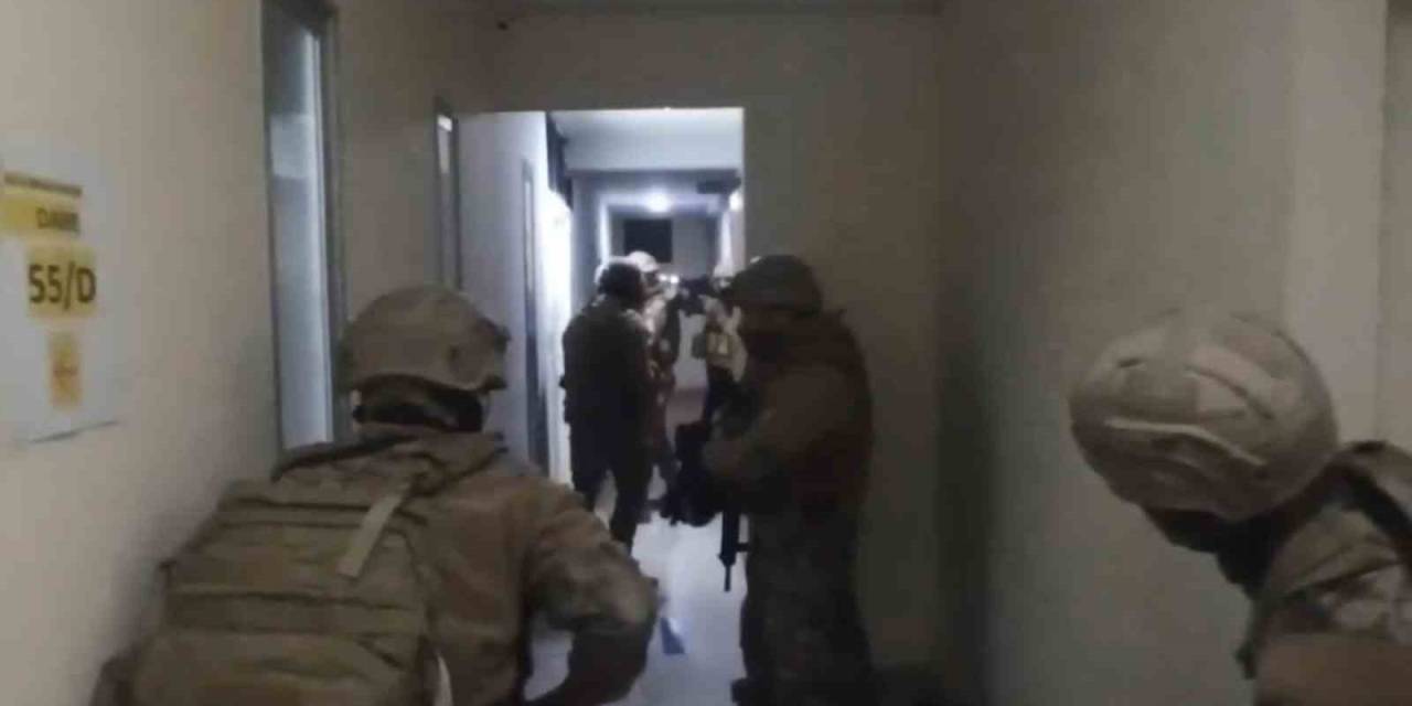 İstanbul’da “Anucur” Çetesine “Şehit Hakan Telli” Operasyonu Kamerada: Uzi, Balistik Yelek, Kar Maskeleri Bulundu