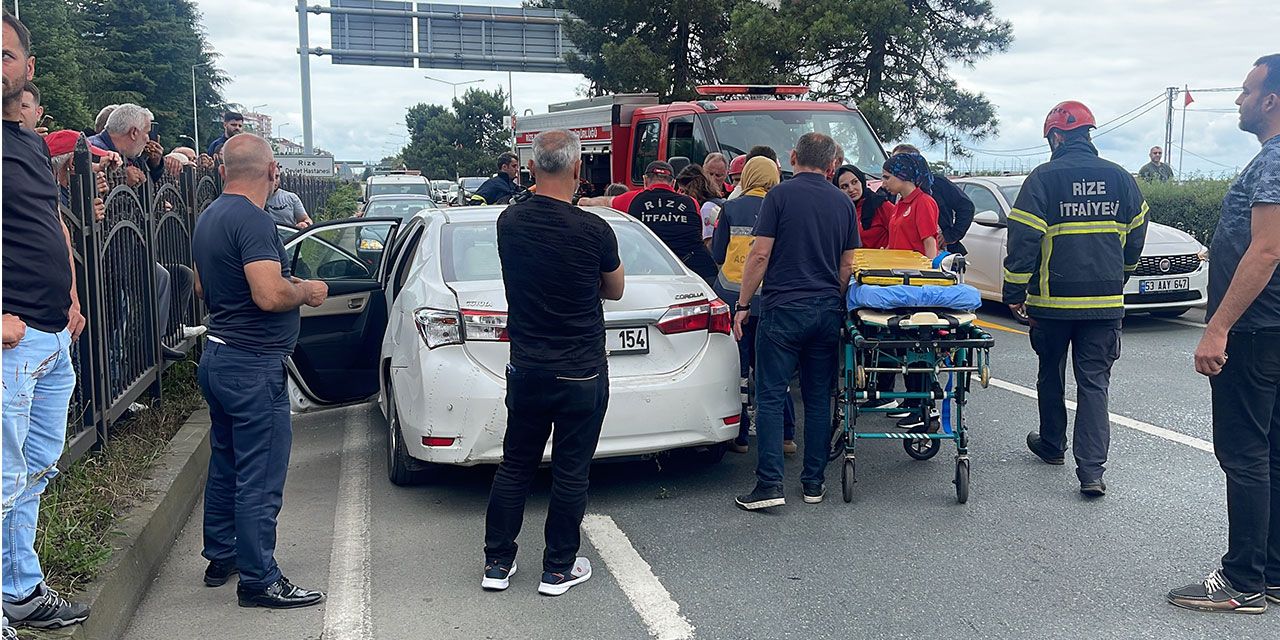 Rize'de iki otomobil çarpıştı 3 yaralı