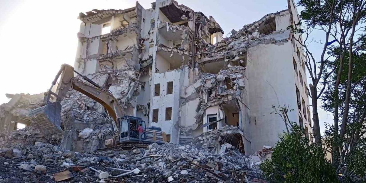 40 Yıllık Belediye Binasının Yıkımı Devam Ediyor