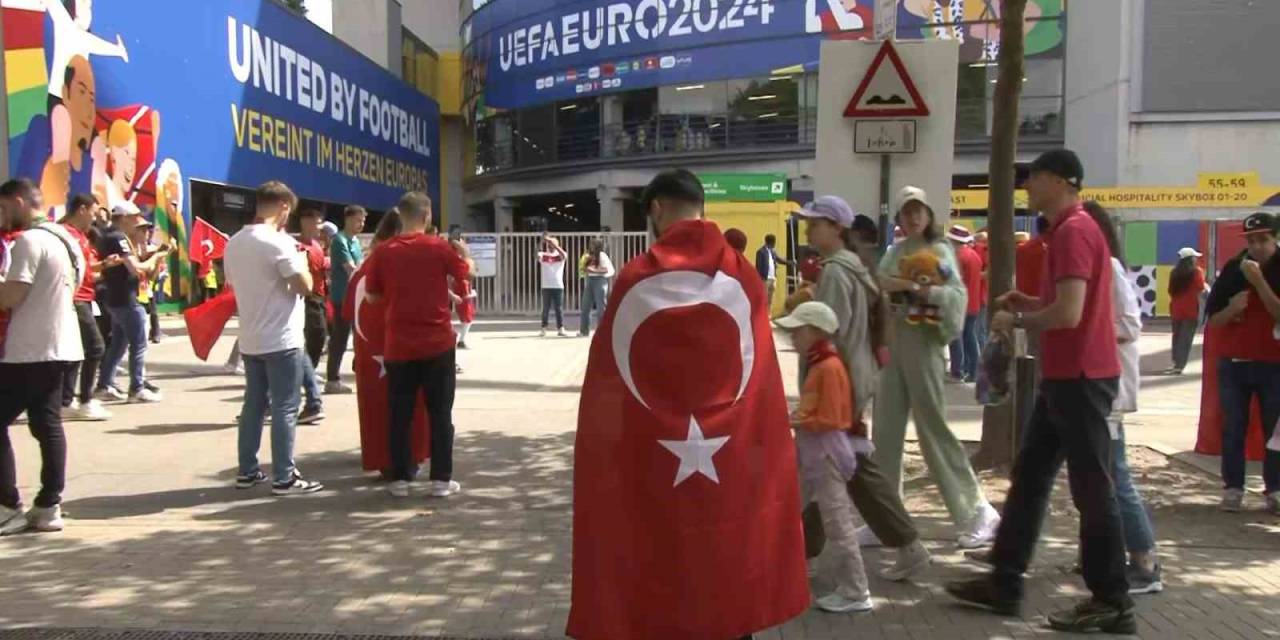 Türk Taraftarlardan Millilere Yoğun Destek