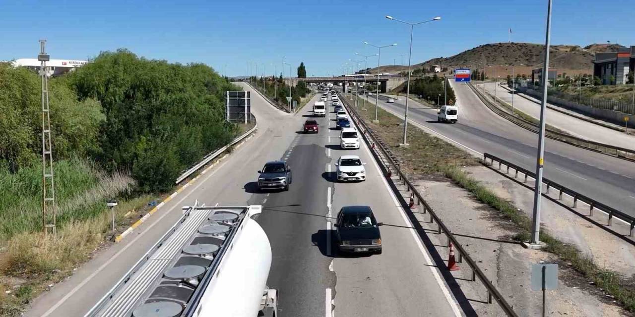 Tatilcilerin Dönüşü Devam Ediyor: 43 İlin Geçiş Güzergahında Trafik Akıcı İlerliyor