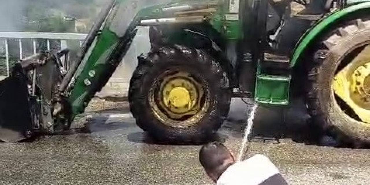 Alev Alan İş Makinesini Yoldan Geçen Vidanjör Ekipleri Söndürdü