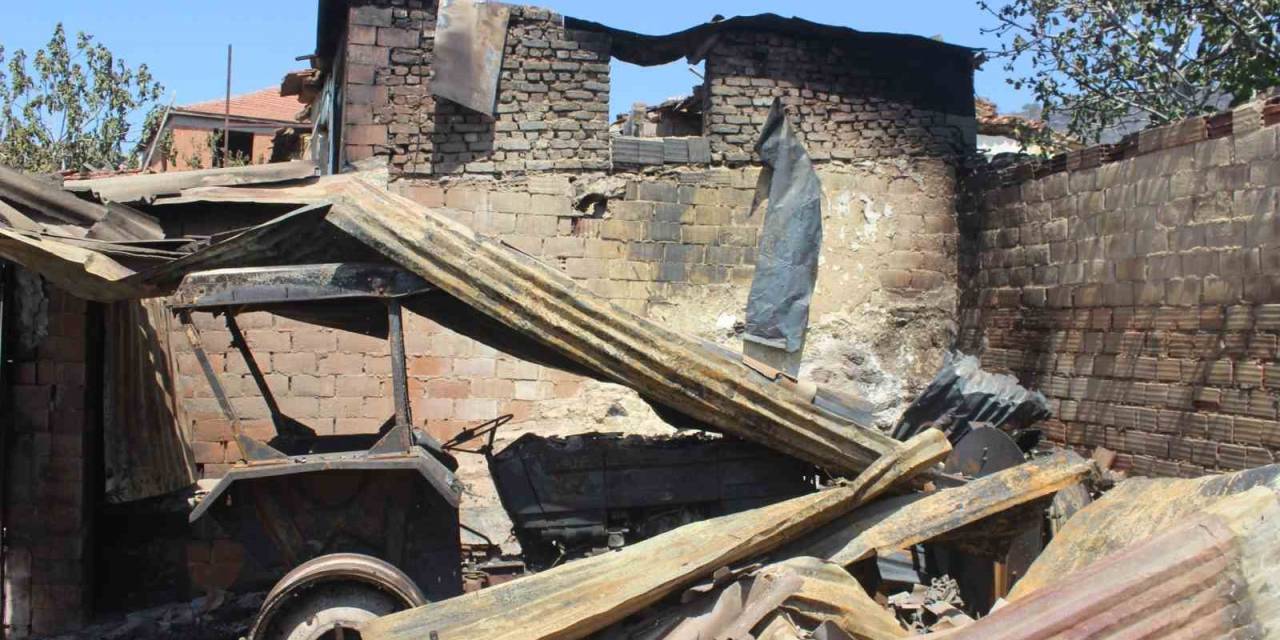 Manisa’daki Yangının Bilançosu: 4 Ev, 1 Ağıl, 2 Motosiklet, 1 Traktör, 1 İş Makinesi Kül Oldu