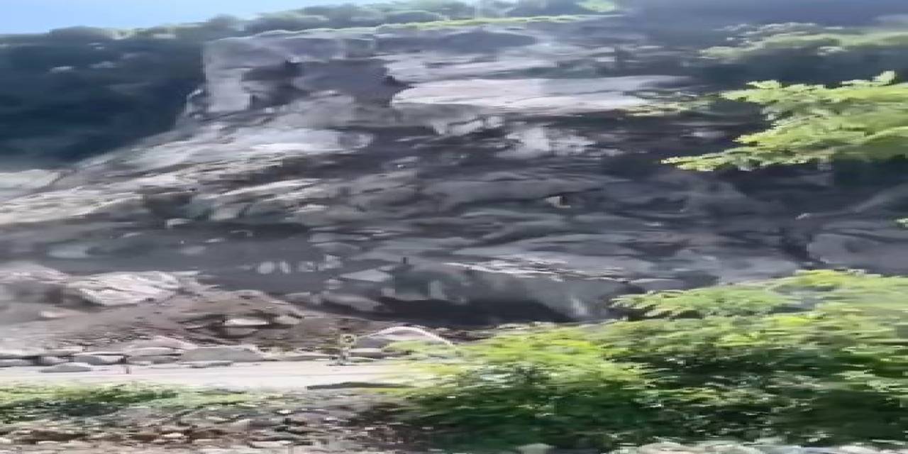 Hopa’da Yamaçtan Kopan Kayalar Seyir Halindeki Araca İsabet Etti: Karayolu Ulaşıma Kapandı