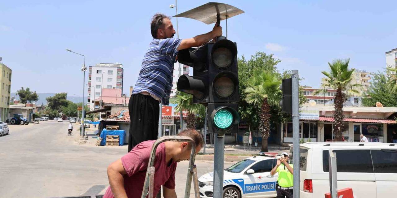 Polisten Trafik Işıklarına Yuva Yapan Kumrulara Gölgelik